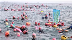基隆外木山海上長泳登場已連辦11年的基隆外木山海上長泳活動10日上午熱鬧登場，全台各地超過2500名選手魚貫下海挑戰，長泳同時也感受海域美景。（基隆市政府提供）中央社記者沈如峰傳真　107年6月10日