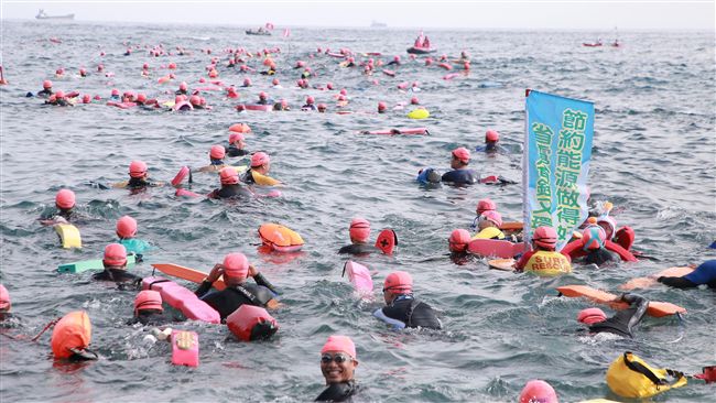 基隆外木山海長泳　2千多人齊下水