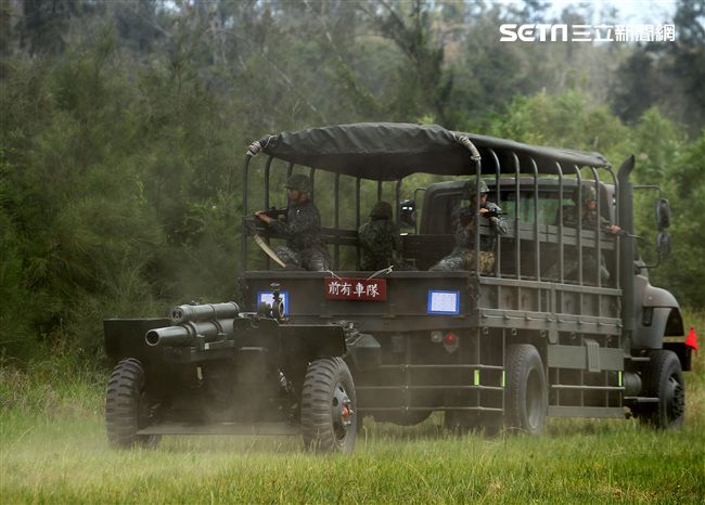 105公厘牽引榴彈砲在3.5頓戴重車牽引下機動進入砲陣地。（記者邱榮吉/金門拍攝）