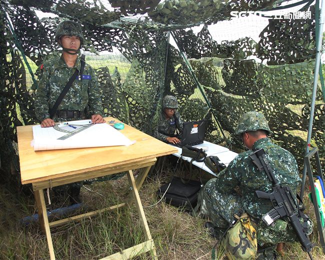 砲兵營官兵依陣地戰領程序、步驟、要領實施，展現純熟的默契與操作流暢度。（記者邱榮吉/金門拍攝）