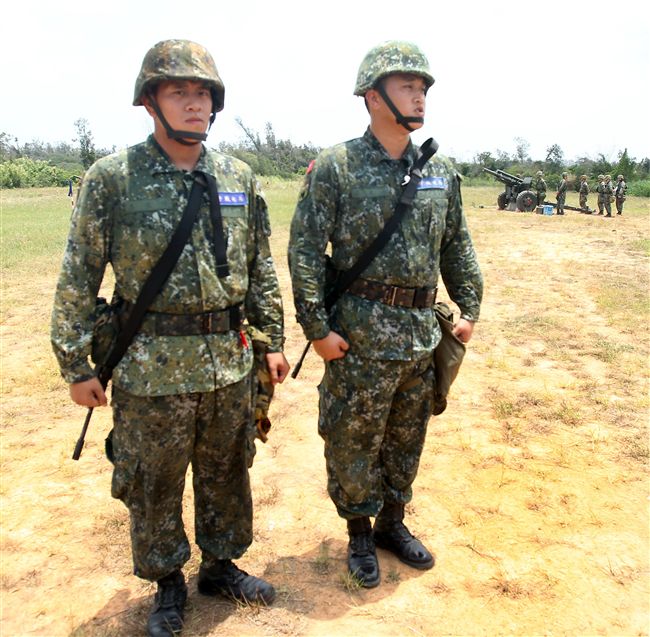 砲三連還有兩位金門本地志願入伍的親兄弟檔王文彥和王文修，在同一砲班服役。（記者邱榮吉/金門拍攝）