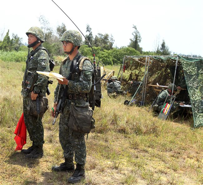 砲兵營官兵依陣地戰領程序、步驟、要領實施，展現純熟的默契與操作流暢度。（記者邱榮吉/金門拍攝）