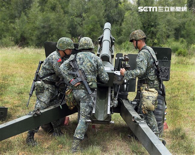 砲兵部隊不斷變換射擊位置，持續發揚支援強大火力，支援第一線部隊。（記者邱榮吉/金門拍攝）