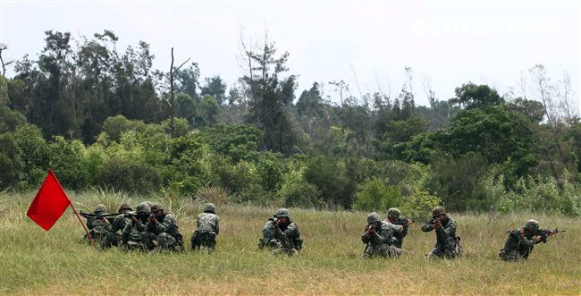 砲兵部隊藉連續偵查、選擇與佔領戰地。（記者邱榮吉/金門拍攝）
