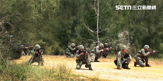 砲兵部隊藉連續偵查、選擇與佔領戰地。（記者邱榮吉/金門拍攝）