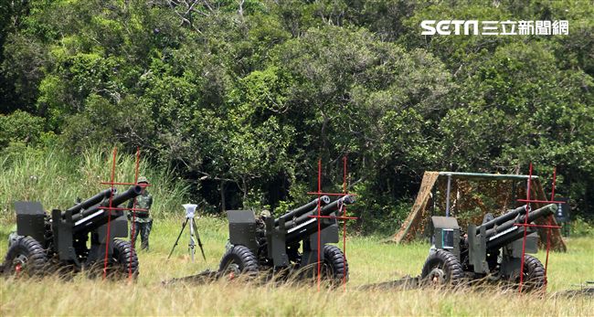 砲兵營官兵機動轉移及陣地佔領動作，驗證平日武器裝備維護實效，與外島部隊防衛作戰能力。（記者邱榮吉/金