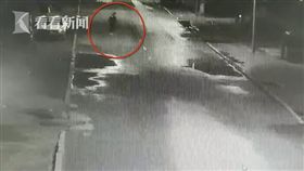 大陸黑龍江省齊齊哈爾市街頭發生一起意外，一名15歲少女疑酒醉，倒在馬路中間失去意識，結果慘遭2輛車子輾斃。目前肇事駕駛員已被警方帶回，事件具體原因正在調查、釐清中。（圖／翻攝自微博）