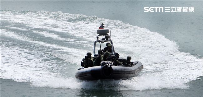 兩棲營成功艇及突擊快艇奔馳在海面上實施滲透。（記者邱榮吉/金門拍攝）