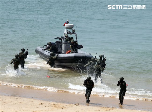 兩棲營海龍蛙兵從突擊快艇登陸上實施敵火下迅速撤離。（記者邱榮吉/金門拍攝）