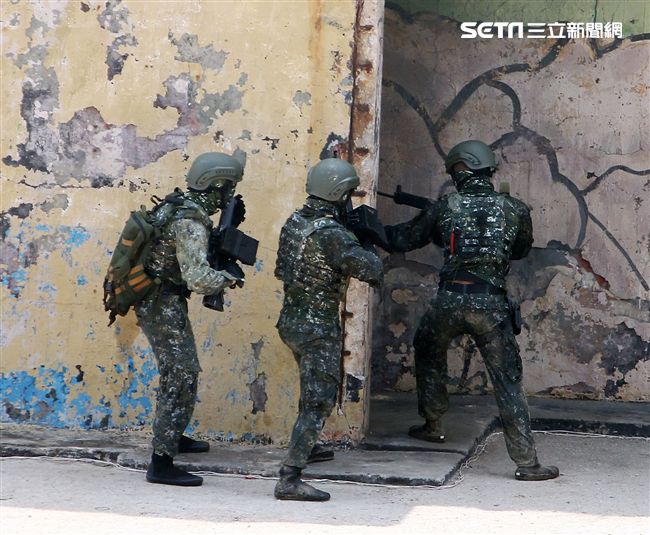 兩棲營海龍蛙兵實施目標區突擊與破壞。（記者邱榮吉/金門拍攝）