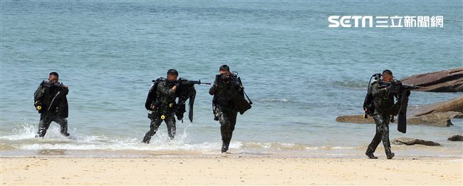 兩棲營海龍蛙兵從海上實施滲透。（記者邱榮吉/金門拍攝）