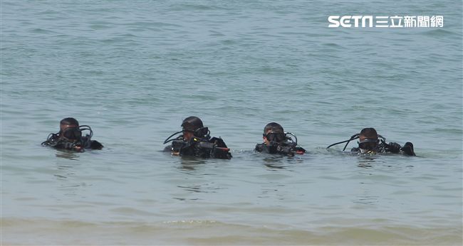 兩棲營海龍蛙兵從海上實施滲透。（記者邱榮吉/金門拍攝）