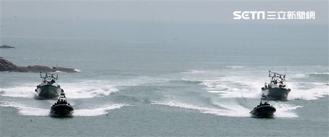 兩棲營成功艇及突擊快艇奔馳在海面上實施滲透。（記者邱榮吉/金門拍攝）