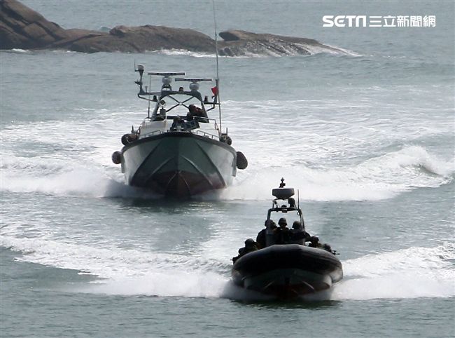 兩棲營成功艇及突擊快艇奔馳在海面上實施滲透。（記者邱榮吉/金門拍攝）