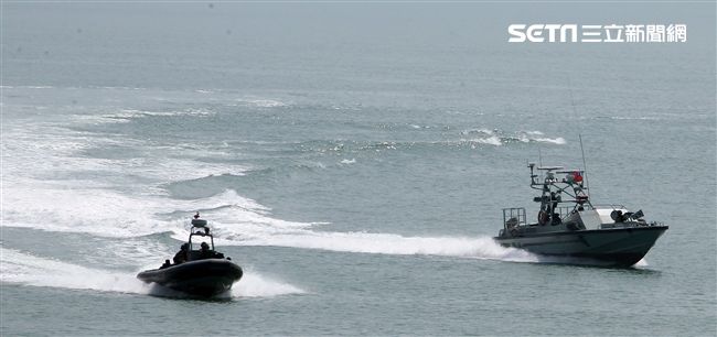 兩棲營成功艇及突擊快艇奔馳在海面上實施滲透。（記者邱榮吉/金門拍攝）