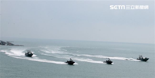 兩棲營成功艇及突擊快艇奔馳在海面上實施滲透。（記者邱榮吉/金門拍攝）