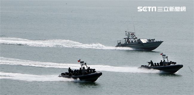兩棲營成功艇及突擊快艇奔馳在海面上實施滲透。（記者邱榮吉/金門拍攝）