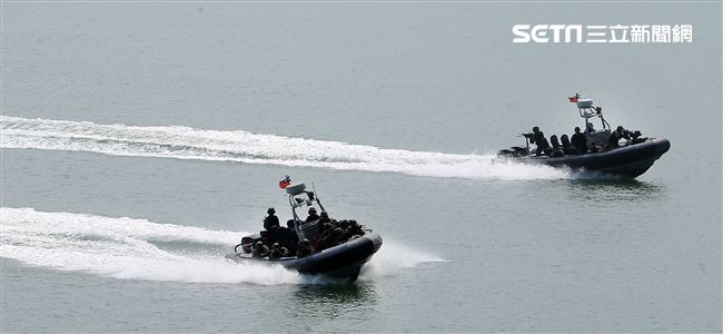 兩棲營成功艇及突擊快艇奔馳在海面上實施滲透。（記者邱榮吉/金門拍攝）