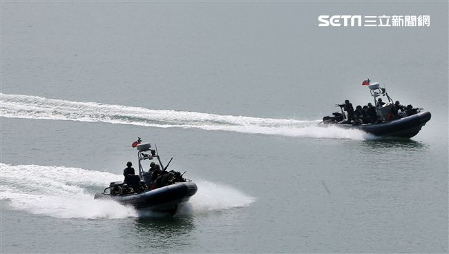 兩棲營成功艇及突擊快艇奔馳在海面上實施滲透。（記者邱榮吉/金門拍攝）