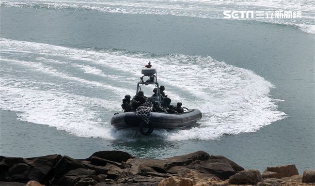 兩棲營成功艇及突擊快艇奔馳在海面上實施滲透。（記者邱榮吉/金門拍攝）