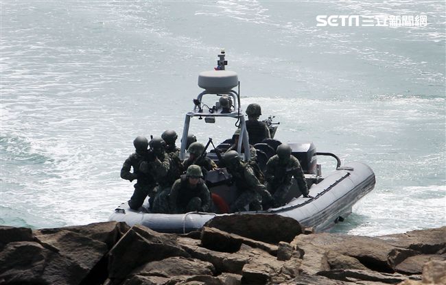 兩棲營成功艇及突擊快艇奔馳在海面上實施滲透。（記者邱榮吉/金門拍攝）