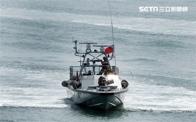 兩棲營成功艇及突擊快艇奔馳在海面上實施滲透。（記者邱榮吉/金門拍攝）