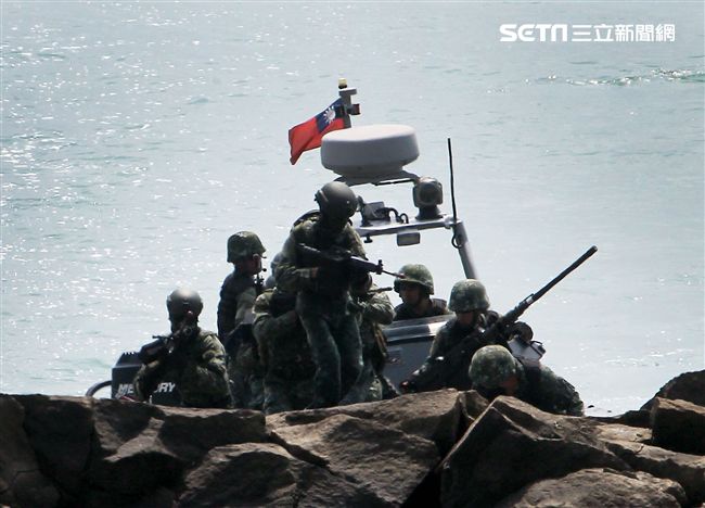 兩棲營海龍蛙兵實施目標區突擊與破壞。（記者邱榮吉/金門拍攝）