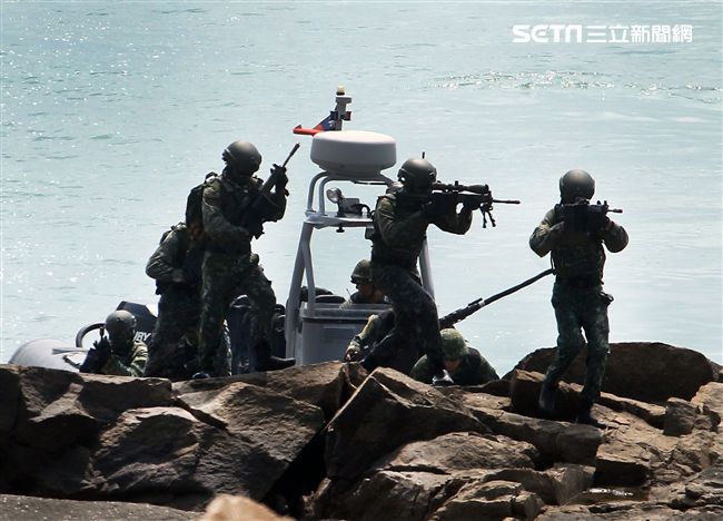 兩棲營海龍蛙兵實施目標區突擊與破壞。（記者邱榮吉/金門拍攝）