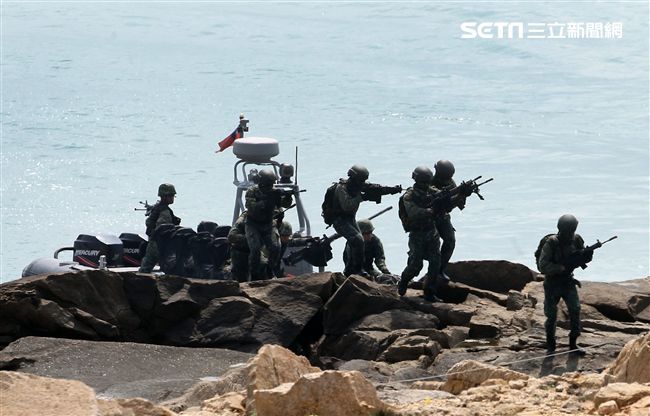 兩棲營海龍蛙兵實施目標區突擊與破壞。（記者邱榮吉/金門拍攝）