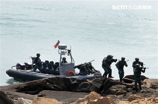 兩棲營海龍蛙兵實施目標區突擊與破壞。（記者邱榮吉/金門拍攝）