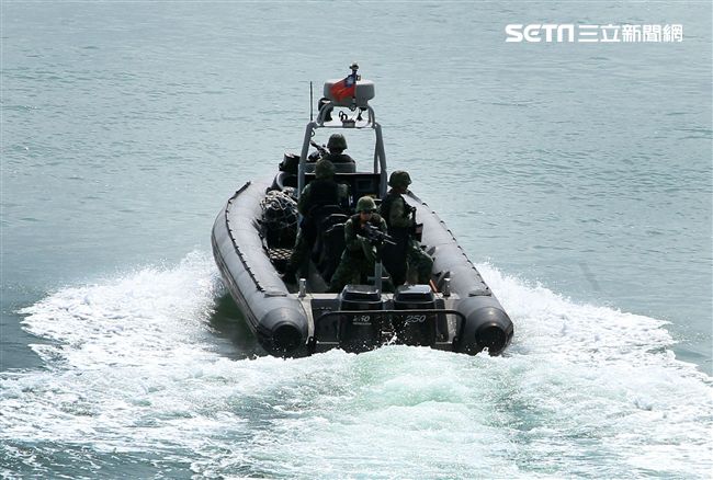 兩棲營海龍蛙兵從突擊快艇登陸上實施敵火下迅速撤離。（記者邱榮吉/金門拍攝）