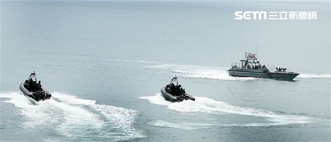 兩棲營海龍蛙兵從突擊快艇登陸上實施敵火下迅速撤離。（記者邱榮吉/金門拍攝）