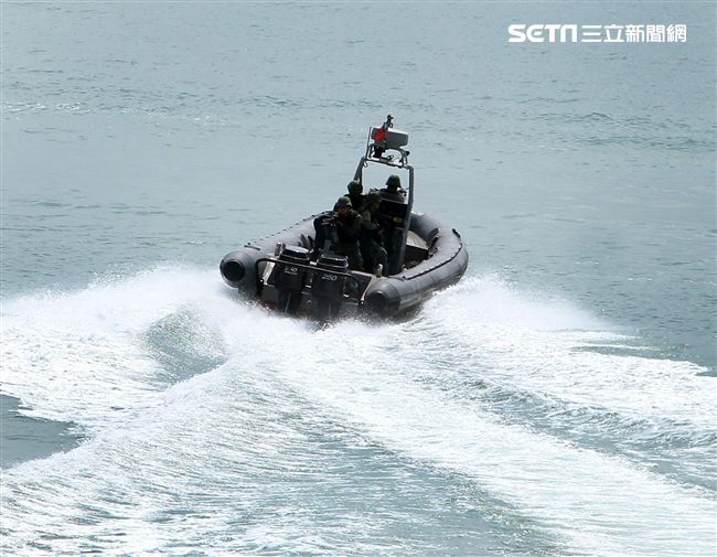 兩棲營海龍蛙兵從突擊快艇登陸上實施敵火下迅速撤離。（記者邱榮吉/金門拍攝）