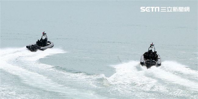 兩棲營海龍蛙兵從突擊快艇登陸上實施敵火下迅速撤離。（記者邱榮吉/金門拍攝）