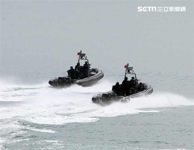 兩棲營海龍蛙兵從突擊快艇登陸上實施敵火下迅速撤離。（記者邱榮吉/金門拍攝）