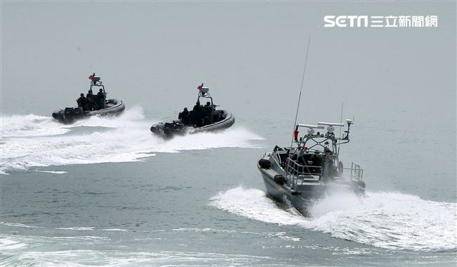 兩棲營海龍蛙兵從突擊快艇登陸上實施敵火下迅速撤離。（記者邱榮吉/金門拍攝）