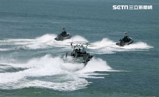 兩棲營海龍蛙兵從突擊快艇登陸上實施敵火下迅速撤離。（記者邱榮吉/金門拍攝）