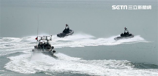 兩棲營海龍蛙兵從突擊快艇登陸上實施敵火下迅速撤離。（記者邱榮吉/金門拍攝）