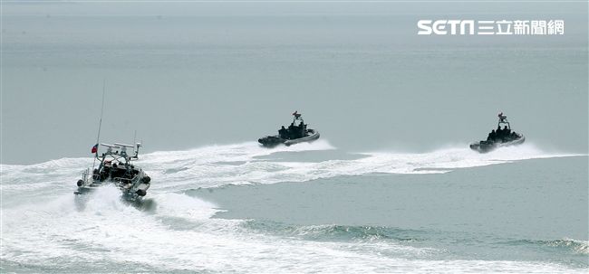 兩棲營海龍蛙兵從突擊快艇登陸上實施敵火下迅速撤離。（記者邱榮吉/金門拍攝）