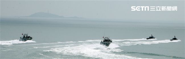 兩棲營海龍蛙兵從突擊快艇登陸上實施敵火下迅速撤離。（記者邱榮吉/金門拍攝）