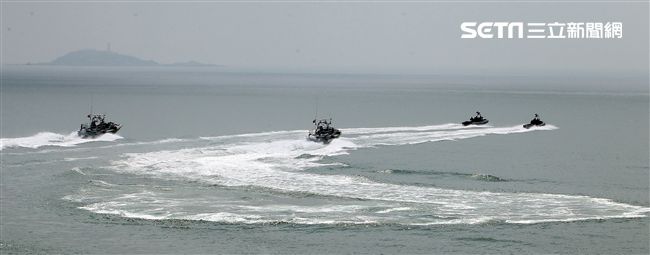 兩棲營海龍蛙兵從突擊快艇登陸上實施敵火下迅速撤離。（記者邱榮吉/金門拍攝）