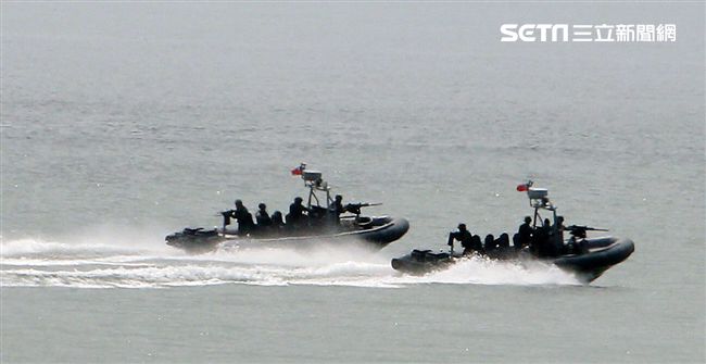 兩棲營成功艇及突擊快艇奔馳在海面上實施滲透。（記者邱榮吉/金門拍攝）