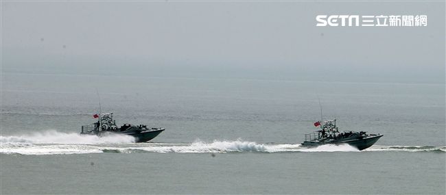 兩棲營成功艇及突擊快艇奔馳在海面上實施滲透。（記者邱榮吉/金門拍攝）
