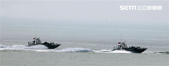 兩棲營成功艇及突擊快艇奔馳在海面上實施滲透。（記者邱榮吉/金門拍攝）