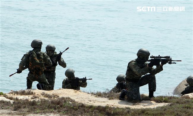 兩棲營海龍蛙兵實施目標區突擊與破壞。（記者邱榮吉/金門拍攝）