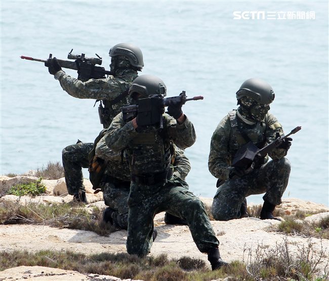 為驗證外島地區特攻作戰能力，金防部所屬兩棲營於67點實施特攻突擊作戰操演。（記者邱榮吉/金門拍攝）