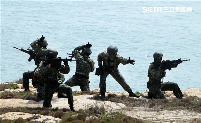 為驗證外島地區特攻作戰能力，金防部所屬兩棲營於67點實施特攻突擊作戰操演。（記者邱榮吉/金門拍攝）