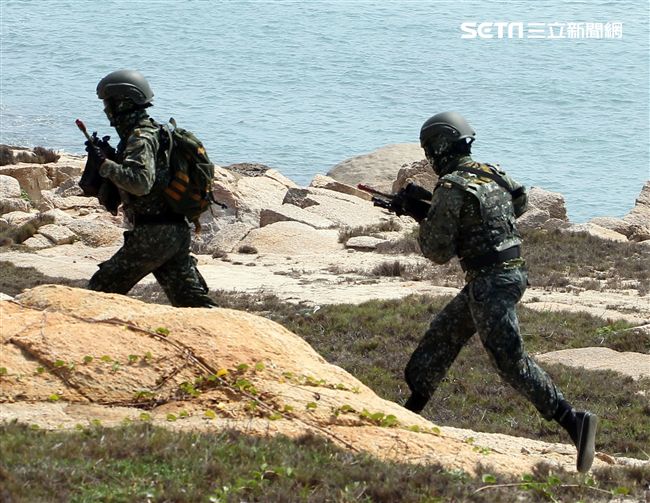 為驗證外島地區特攻作戰能力，金防部所屬兩棲營於67點實施特攻突擊作戰操演。（記者邱榮吉/金門拍攝）