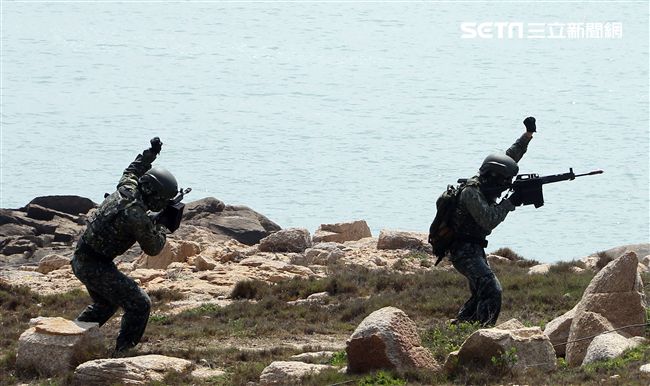 為驗證外島地區特攻作戰能力，金防部所屬兩棲營於67點實施特攻突擊作戰操演。（記者邱榮吉/金門拍攝）