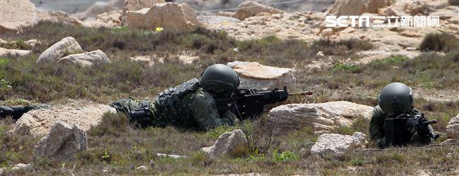 為驗證外島地區特攻作戰能力，金防部所屬兩棲營於67點實施特攻突擊作戰操演。（記者邱榮吉/金門拍攝）